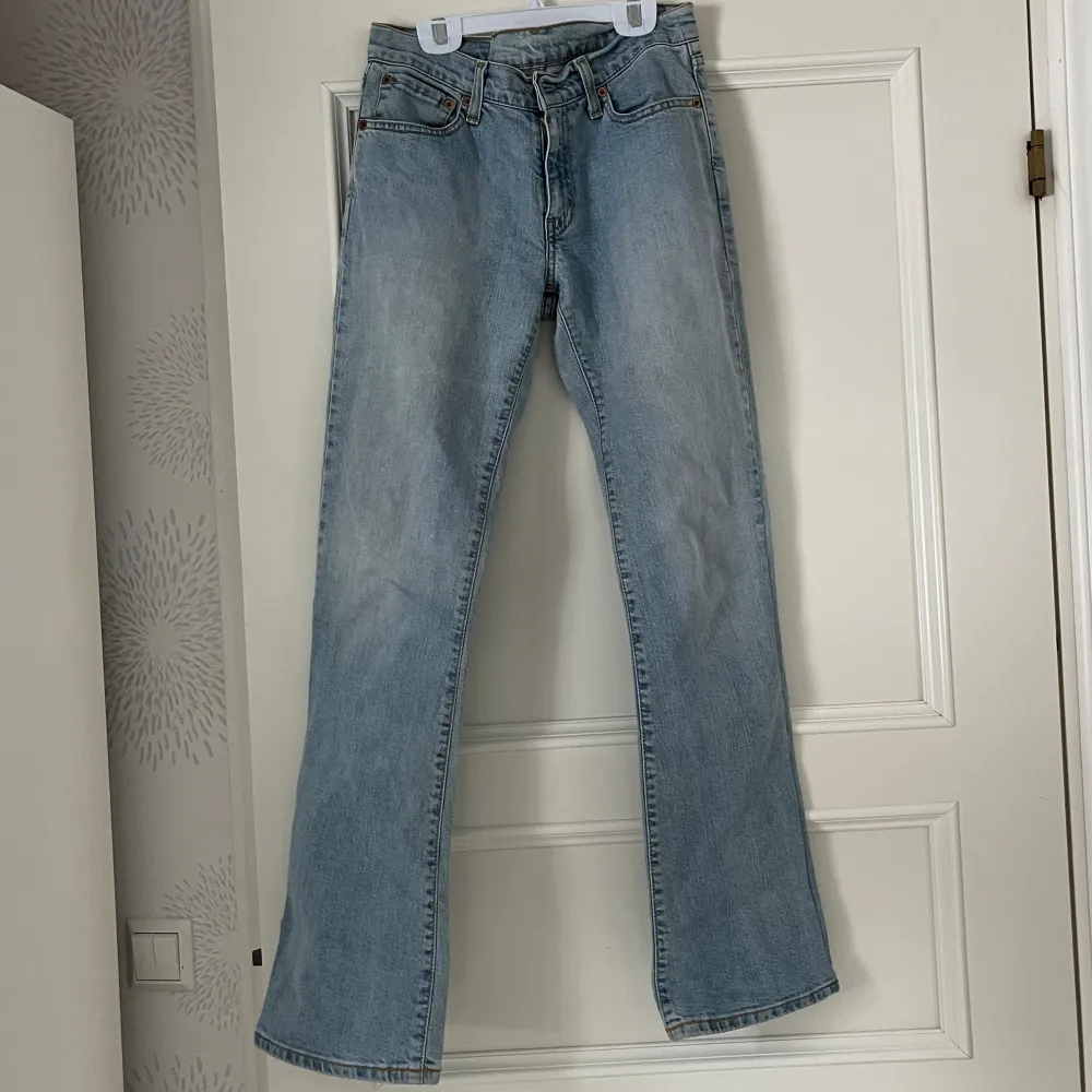Mid/Low waist Midjemått: 36 cm Innerbenslängd: 78 cm. Jeans & Byxor.