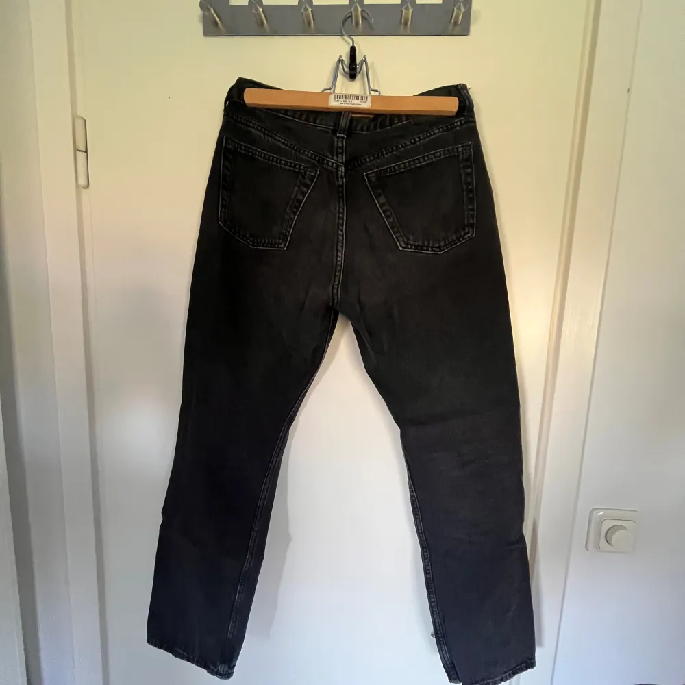 Säljer mina favorit jeans då de blivit alldeles för små. Jättefint skick, låg midja och rak modell. Knäpps med knappar.. Jeans & Byxor.