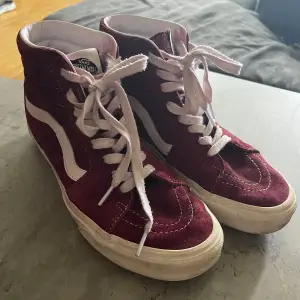 Vinröda sk8-hi Vans inköpta från boozt. Storlek 42 Färgen har färgat av sig på skona som man kan se på bilden, men går nog att gnugga bort om man vill! Säljer då dem är för stora:( Annars väldigt fint skick  Original låda medföljer