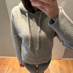 Zara hoodie - Säljer denna super snygga och trendiga zara hoodien som har varit slutsåld ett tag! Inte använd mycket. 