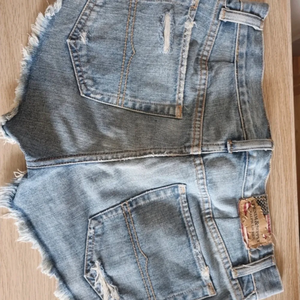 jättefina vintage jeans shorts ifrån ralph lauren💝 säljes pågrund av att dom är för stora. Storlek 26 passar xs- s   kan diskutera pris. Shorts.