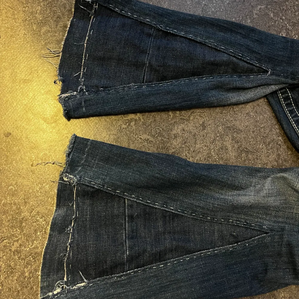 Miss me jeans  Används inte längre eftersom att de är för korta. Passar någon som är ca 1,60cm  Högra bakfickan saknar detalj men är inte jätte tydligt. Omsydda till bootcut. Är lågmidjade Passar mig som är storlek s i jeans. Pris kan diskuteras. Jeans & Byxor.