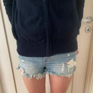 Hollister jeansshorts - Snygga lågmidjade hollistershorts med slitningar!💘