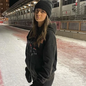 Hoddie från Madlady - Säljer denna hoddie från Madlady då den inte kommer till användning, endast använd en gång 🤍 Storlek S, men passar allt från XS-L.   Fler bilder och pris går absolut att diskutera 🩷