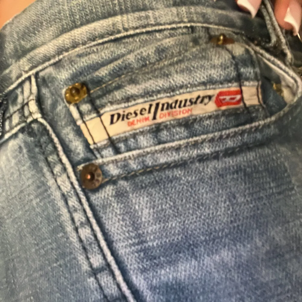 Vintage diesel jeans lågmidjade och flare , köpte på Plick men säljer de då de var för små för mig :( midjemått: ca 36 cm över, innerbenslängd: 79cm, grenmått: 20 cm. Jeans & Byxor.