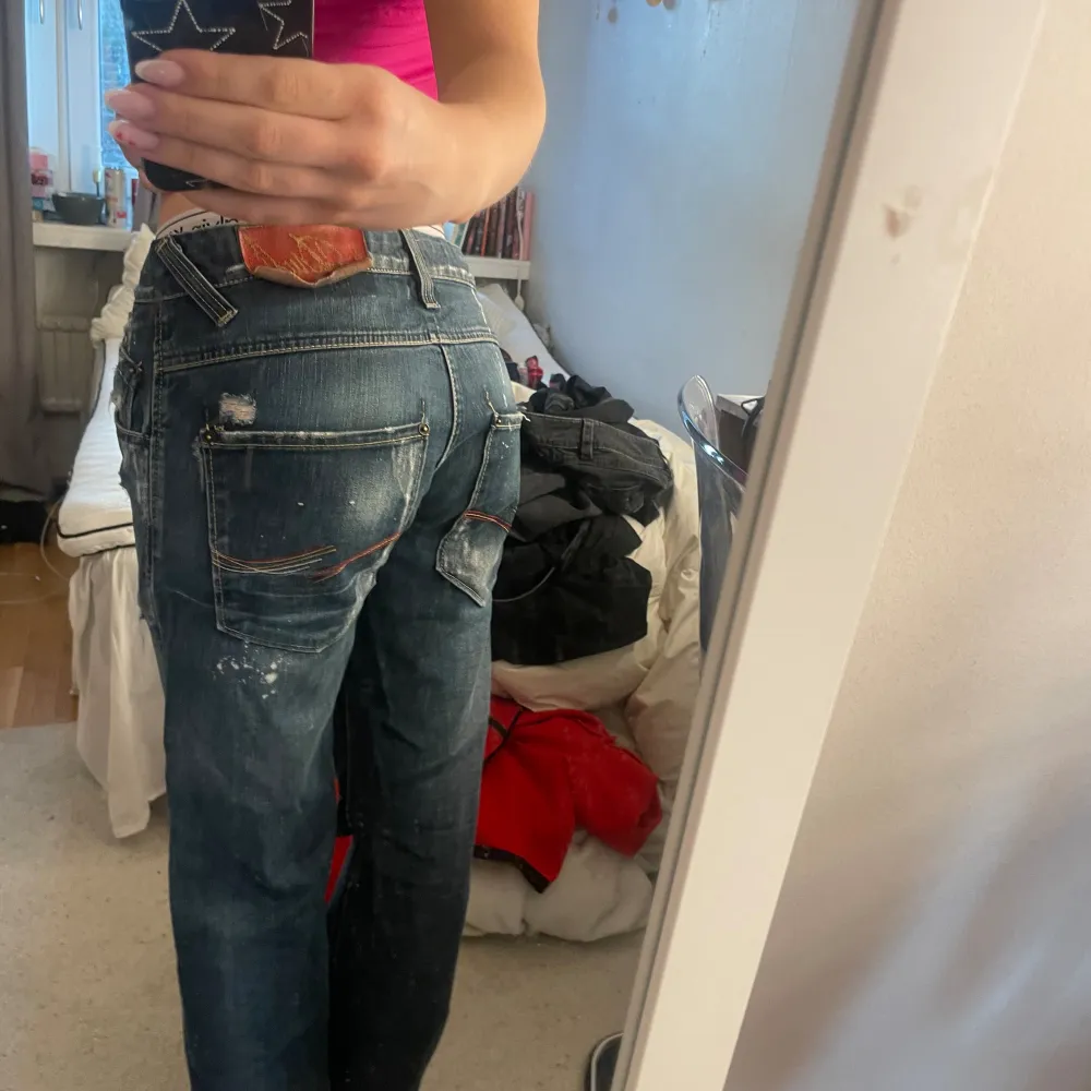 Skitsnygga lågmidjade jeans i as bra skick, använd fåtal gånger💕💕💕 it säker på storleken men står size 30 och length 32. passar mig som bär 34-36 och xs-s. Jeans & Byxor.