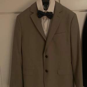 Säljer min kostym, ett fullt set köpt på Zalando, använd max 2 ggr, som ny. Perfekt nu till balen/studenten. Köpare står för frakt:) Priset är diskuterbart