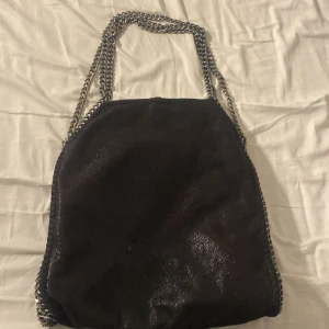 Väska - Säljer denna Stella mc liknande väskan eftersom den inte kommer till användning, väskan är i en ganska stor storlek och rymmer mycket, skriv priv för frågor eller mer bilder💕pris kan även diskuteras💕