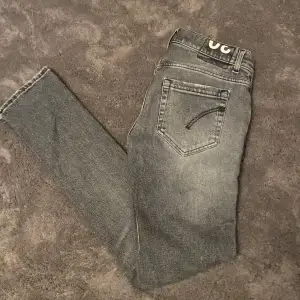 Sjukt snygga Dondup jeans | Modellen är George | Storleken är 30 | Skicket är 9/10 | Nypris ca 3000kr mitt pris bara 1199kr | Hör av er vid frågor!