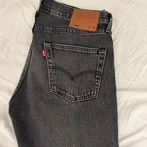Säljer ett par fina, svarta Levis jeans. Skicket är använt 7/10. Storlek W 30 L32!