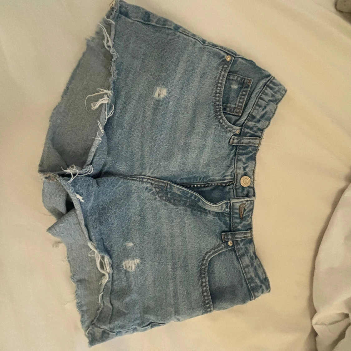 Jeansshorts med slitning 