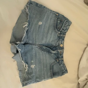 Jeansshorts med slitning  - Säljer då jag har dubbletter💗skriv priv för mer bilder eller frågor