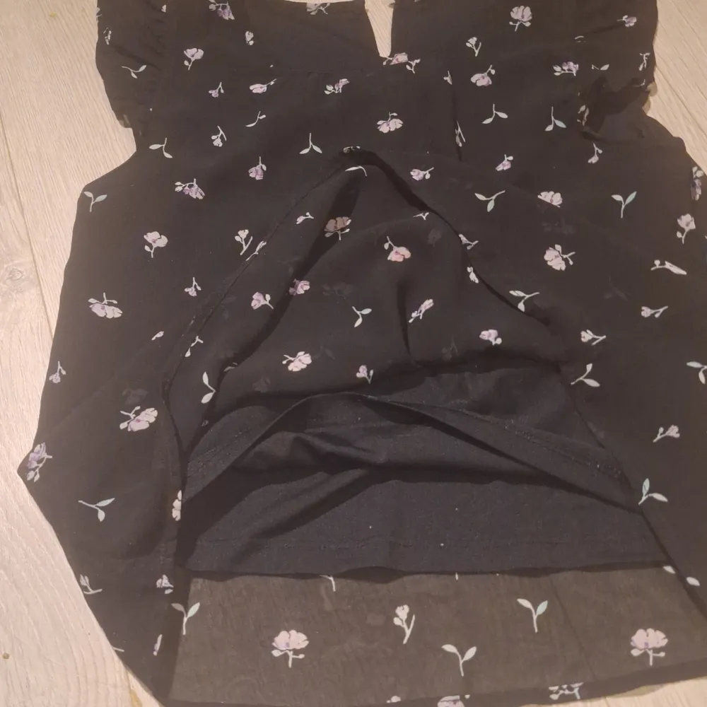 En blommig tröja!!! Inte så mycke använd (jag köpte en för liten stolek) parfekt för alla som e kortare en 1,60 o längre en 1,40🤩💕💯👚. Blusar.