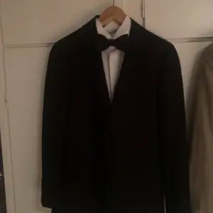 Säljer min kostym, ett fullt set köpt på Zalando, använd 1 gång, som ny. Perfekt nu till balen/studenten. Köpare står för frakt:) Priset är diskuterbart 