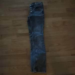 lågmidjade svarta jeans. Relatift nya använt dem kanske 3 gånger