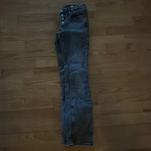 svarta jeans lågmidjade  - lågmidjade svarta jeans. Relatift nya använt dem kanske 3 gånger