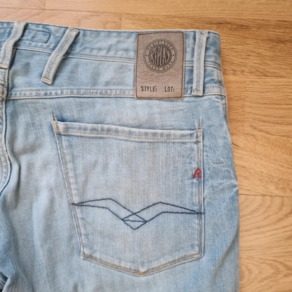 Replay anbass jeans i slim jeansen är i ett mycket bra skick🍾🍾priset diskuteras vid snabb affär skriv vid intresse🍾🍾. Jeans & Byxor.
