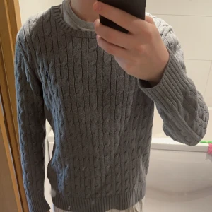 Ralph Lauren kabelstickad  - Inga defekter på den, som helt ny.  Den passar M.  Jag är 180, 69 kg. Tveka inte att höra av er!