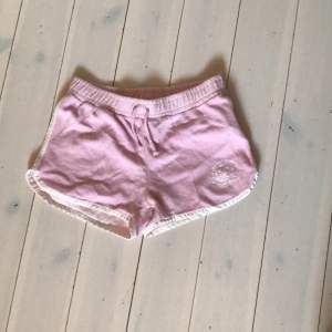 Rosa shorts i handducks material som används endast två gånger ungefär, perfekt till stranden. Kolla min bio! 