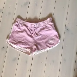 Rosa shorts i handducks material som används endast två gånger ungefär, perfekt till stranden. Kolla min bio! 