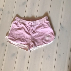 Rosa shorts  - Rosa shorts i handducks material som används endast två gånger ungefär, perfekt till stranden. Kolla min bio! 