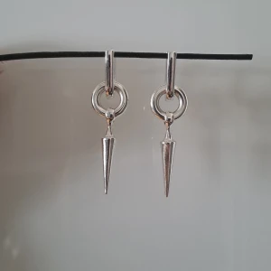 Örhängen💗🙌🏻 - Säljer dessa fina örhängen som liknar maria nilsdotter💗 Fick dessa men kommer tyvärr inte till användning💗 Nypris 100 kr, dessa är svåra att få tag på eftersom dem alltid är slut i lager💗