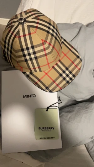 Burberry keps - Säljer min äkta burberry keps. Inga skador eller repor. Kepsen är i storlek S. Hör av er vid fler frågor eller intresse :)