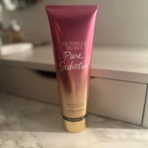 Victoria Secret lotion - använt en gång, gillade inte doften och nu har den bara lagt i lådan sedan dess. Storleken är den stora modellen. Är väldigt mjuk på huden, doften håller länge och är perfekt om man tycker om doften! 