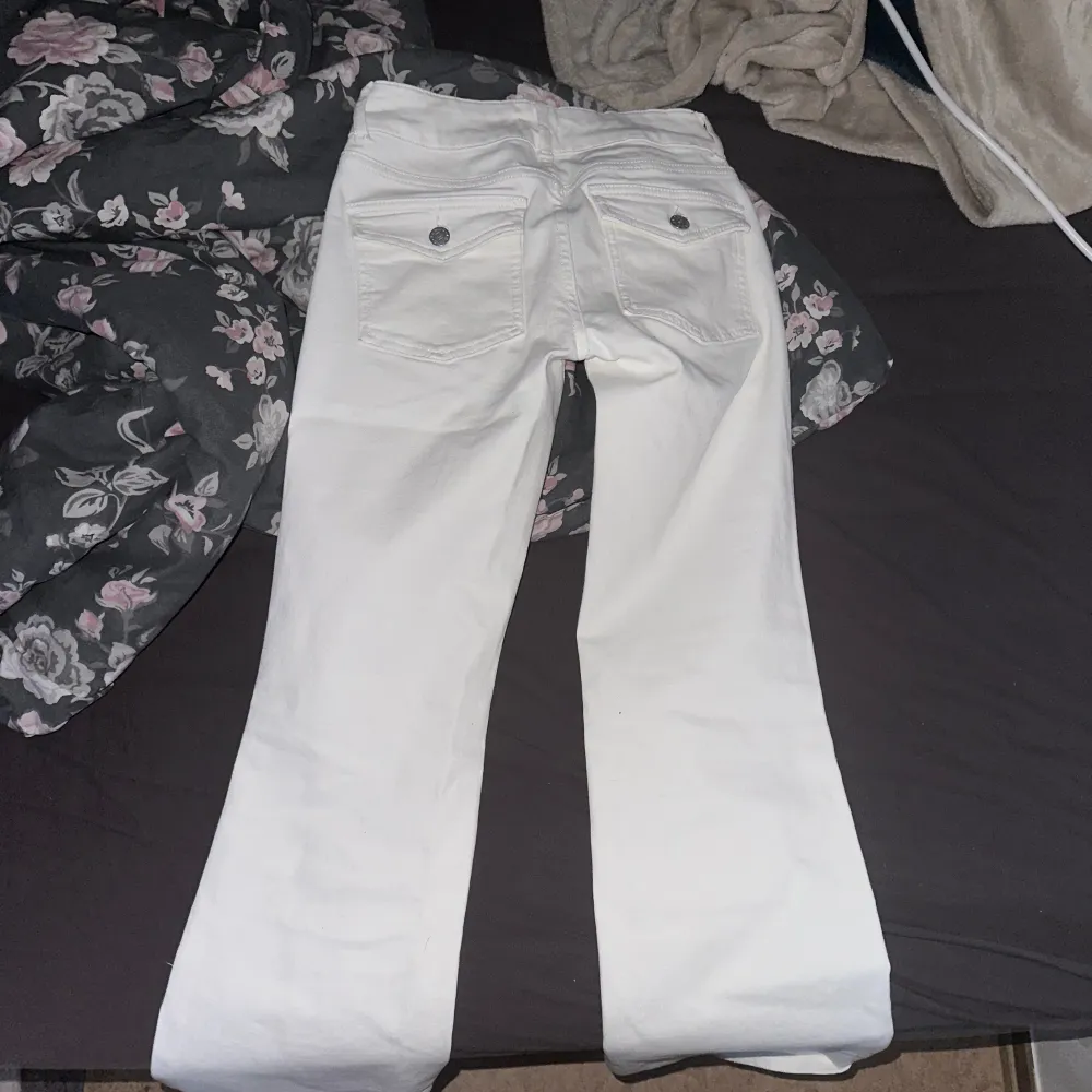 Low waist bootcut jeans från Nelly. Säljer pga dom ej passar, använt endast när jag testat dom. Kunde ej returnera pga att lappen är borta, därför säljer jag:). Jeans & Byxor.