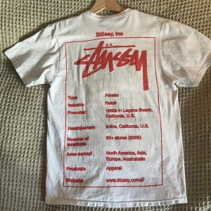 Stussy T-Shirt  - Riktigt fet tshirt från Stussy, självklart äkta! Bra kvalitet ! Var inte rädda att höra av er för frågor eller fler bilder!