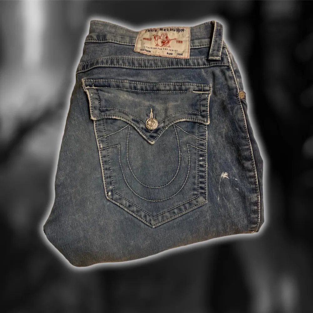 Asfeta trueys med baggy och flared passform. Enda defekter är några hål men det addar på designen🤞kom dm om du har nån fråga🙏. Jeans & Byxor.