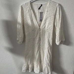 Klänning - En jättefin vit klänning som passar perfekt till student, skolavslutning och till sommaren! Ordinarie pris är 699 och den är från Ginatricot. Den är i nyskick. En tråd är lite sönder men går lätt att laga!