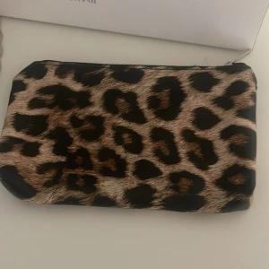 Necessär Leopardmönstrad  - Säljer denna lilla necessär då den inte kommer till användning💕(20x12cm) Tryck köp nu eller skriv vid frågor😋