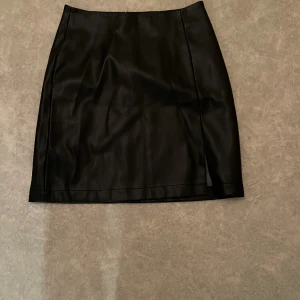 Skinnkjol - Skinnkjol med slits fram på låret från bikbok helt ny bara provad. I stl 36. Säljs då den inte kommer till användning.