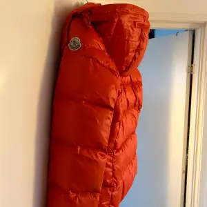 Kollar nu intresset på min sjukt snygga och unika Moncler jacka. Storlek 1 vilket motsvarar storlek S.Säljer endast vid bra pris, jackan är knappt använd så i mycket bra skick. Hör av er för mer bilder och information 🧡