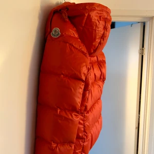 Moncler jacka  - Kollar nu intresset på min sjukt snygga och unika Moncler jacka. Storlek 1 vilket motsvarar storlek S.Säljer endast vid bra pris, jackan är knappt använd så i mycket bra skick. Hör av er för mer bilder och information 🧡