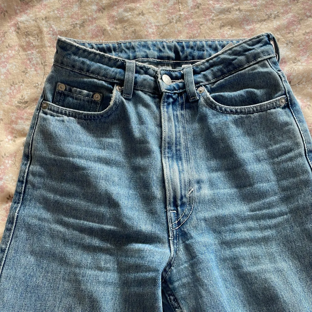 Supersnygga jeans från weekday i storlek 24/32🤩 modellen Rowe. Nötta längs ner därav priset. Jeans & Byxor.