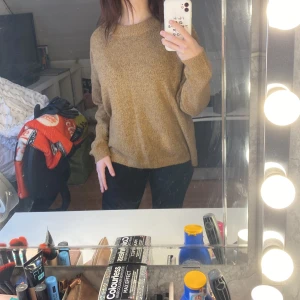 Varm tröja - En lite längre mysig tröja som passar perfekt till hösten och vintern. Väldigt stretchigt och lent material. Skulle vilja säga att den är lite mörkare beige. Inget slitage eller fläckar.