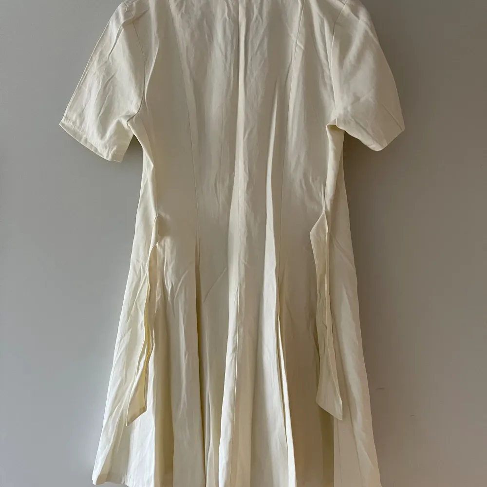 Jättefin vit klänning som passar perfekt för student eller skolavslutning.🌼 Passar för någon med storlek S (34/36). Mjukt och skönt tyg i fint skick. Endast använd en gång. Klänningar.