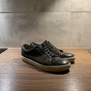 Lanvin Cap Toe Sneaker - Säljer mina lanvins i skick 6/10, kontakta mig vid eventuella frågor.