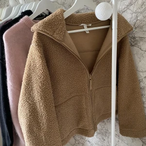 Fluffig jacka - Säljer min fina ”fluff jacka/fleecetröja” från  i stl S. Passar även xs / m. Superfin men då jag har en annan kommer den inte till användning. 