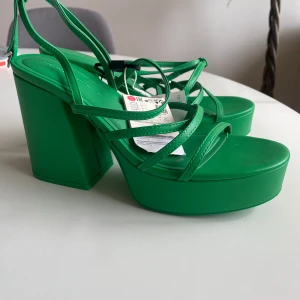 Nya Klacksandaler - Aldrig använda gröna klacksandaler med smala remmar och platå