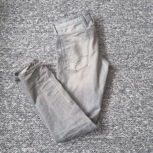 Replay jeans anbass - Säljer nu dessa feta gråa replay anbass jeansen i storlek w30 L32 Skick 8/10, var inte rädd att skriva vid eventuella frågor!