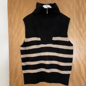 Stickad väst  - Stickad väst aldrig använd i storlek xs 