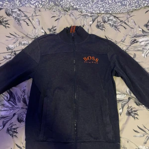 Hugo boss zip sweater - Hugo boss tröja med dragkedja i storlek XS, bra skick och har riktigt fin passform!