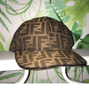 Äkta keps  - Har många kepsar och använder inte den och de är värd mycket 