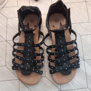 Svarta finskor - Säljer dessa svarta finskor ifrån skopunkten. Inte använda så mycket och är i bra skick. Köparen står för frakten! 