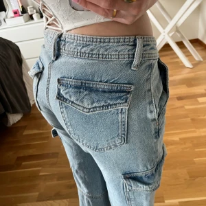 Lågmidjade Jeans - Lågmidjade jeans från zara. Bra skick🩷
