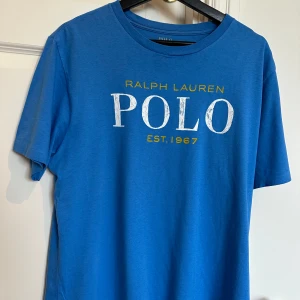 T-Shirt Ralph Lauren - T-Shirt Ralph Lauren, storlek 18 år, motsvarar ca Small i vuxen storlek.