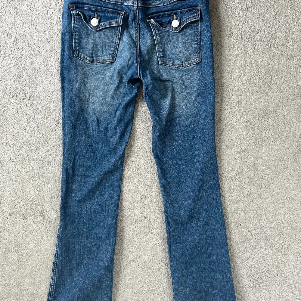 Jag säljer mina h&m jeans för att dom är för korta, storleken är 158 och de är low waist och bootcut. Skick 8/10. Jag köpte dom för 279:- och säljer nu för 150:- el. högstbjudande. Jeans & Byxor.